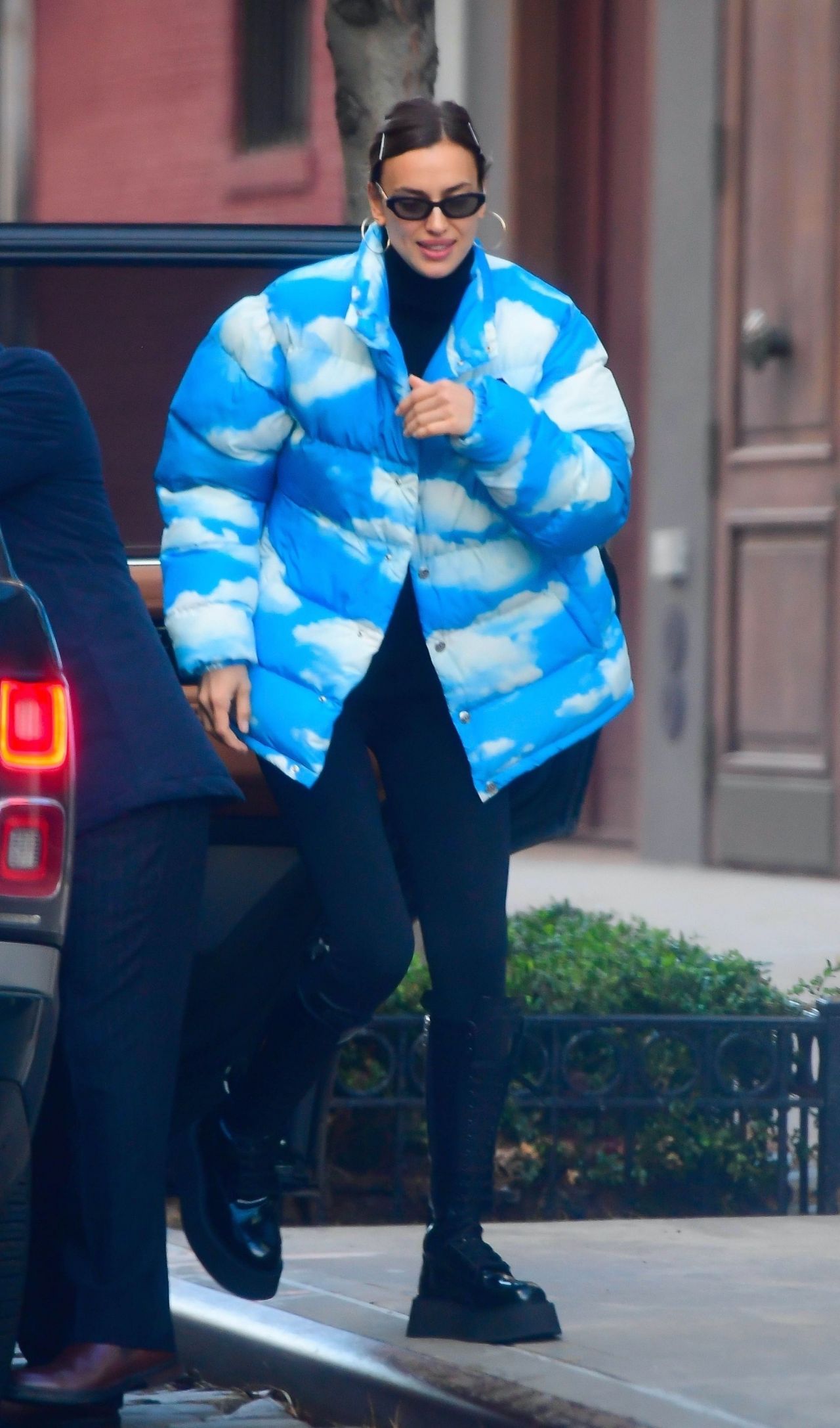 174463670_irina-shayk-in-a-sky-and-cloud-print-puffy-jacket-in-nyc-11-24-2020-8.jpg