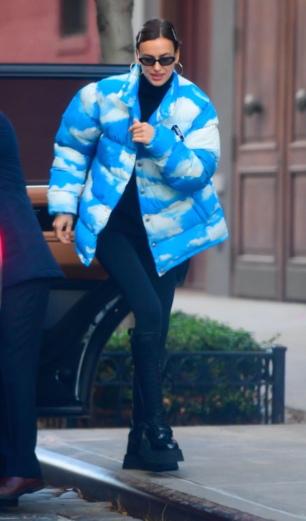 174463677_irina-shayk-in-a-sky-and-cloud-print-puffy-jacket-in-nyc-11-24-2020-9.jpg