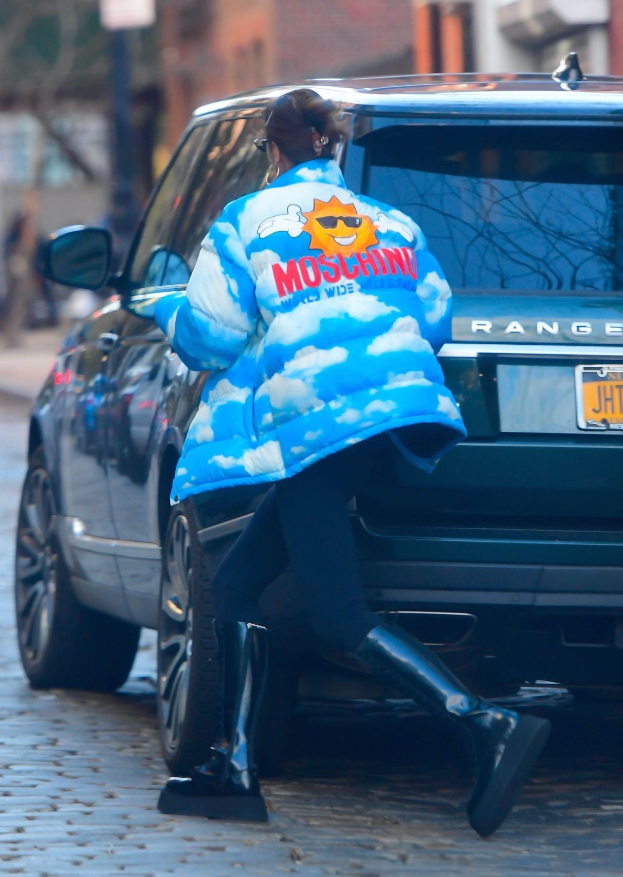 174463668_irina-shayk-in-a-sky-and-cloud-print-puffy-jacket-in-nyc-11-24-2020-7.jpg