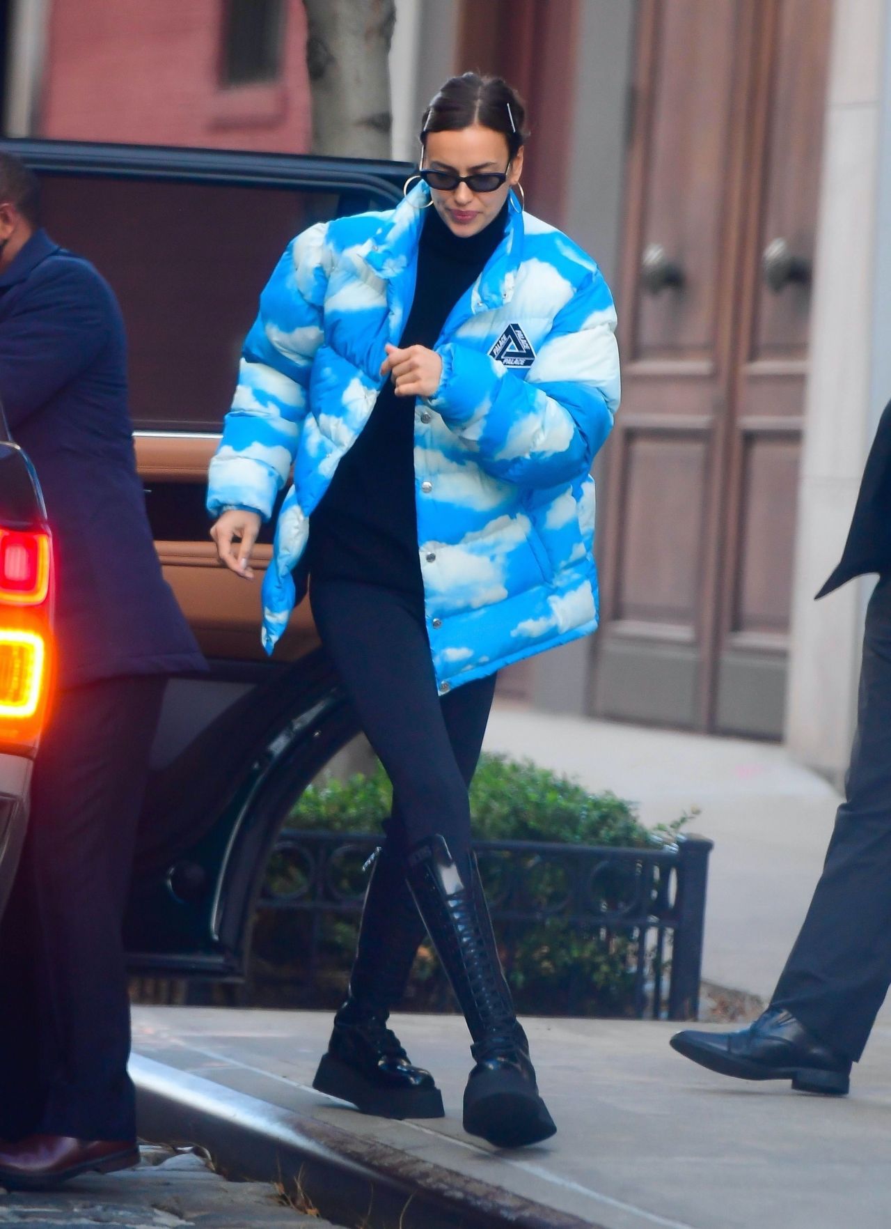 174463661_irina-shayk-in-a-sky-and-cloud-print-puffy-jacket-in-nyc-11-24-2020-0.jpg