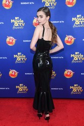 Lily Collins - Page 2 Wchq01e3isnj_t