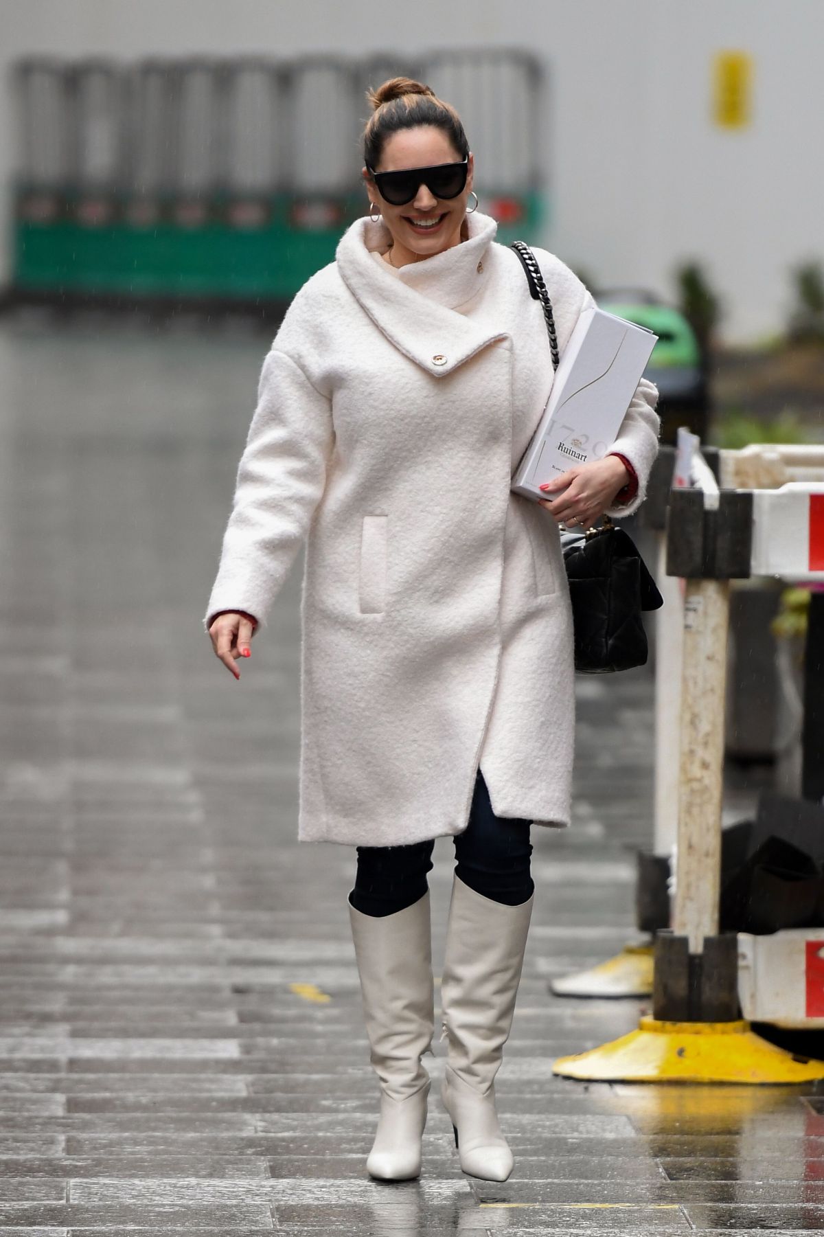 179310294_kelly-brook-in-a-white-coat-and-boots-at-global-radio-in-london-12-23-2020-7.jpg